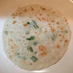 翻面，同样中小火煎至成金黄色即可出锅。