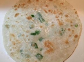 翻面，同样中小火煎至成金黄色即可出锅。