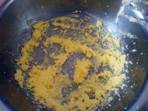 黄油室温软化，加入白糖用电动打蛋器打至羽毛状；