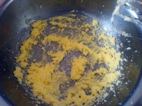 黄油室温软化，加入白糖用电动打蛋器打至羽毛状；