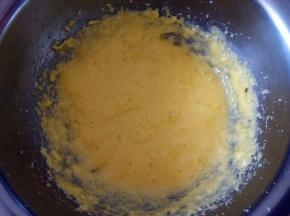 分次加入鸡蛋，用电动打蛋器打至均匀；