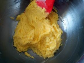 加入过筛的低筋面粉和泡打粉，搅拌均匀；