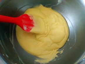 分次加入牛奶并搅拌均匀，直至面粉呈光滑、细腻的状态，提起搅拌刀面糊可以自然滴落；