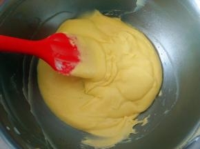 分次加入牛奶并搅拌均匀，直至面粉呈光滑、细腻的状态，提起搅拌刀面糊可以自然滴落；