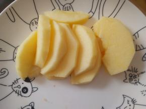 苹果洗净去皮切长块；