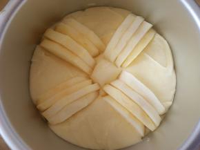 将面糊倒入模具，摆上苹果（面糊不平不要紧，烤时会平的）；