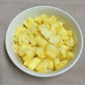 菠萝处理干净，切丁放入碗中，加入细砂糖，放入冰箱过夜。