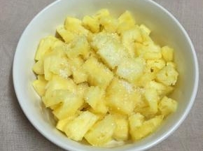 菠萝处理干净，切丁放入碗中，加入细砂糖，放入冰箱过夜。