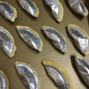 将挞皮对折合拢。