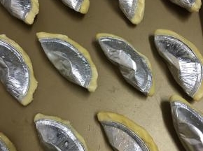 将挞皮对折合拢。