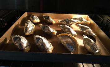 送入事先预热好的烤箱中层，上下火200度，20-25分钟。