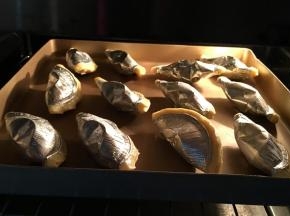 送入事先预热好的烤箱中层，上下火200度，20-25分钟。