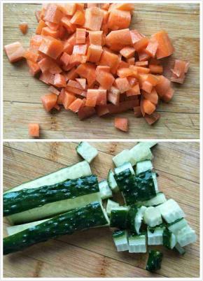 红萝卜切丁，黄瓜切丁