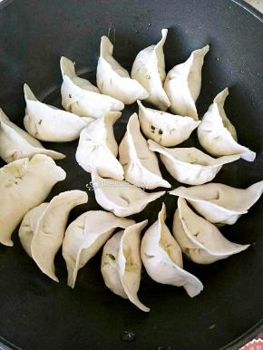 不粘锅放入少许油，整齐的摆放好饺子。