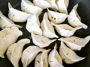 不粘锅放入少许油，整齐的摆放好饺子。