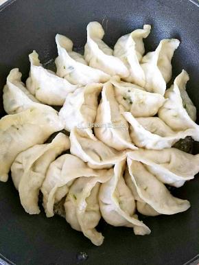 油加热，火调低
摆上速冻饺子煎两分钟，
