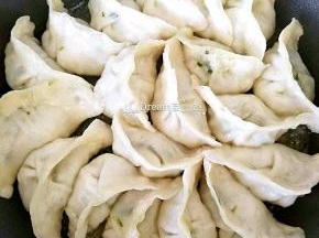 油加热，火调低
摆上速冻饺子煎两分钟，
