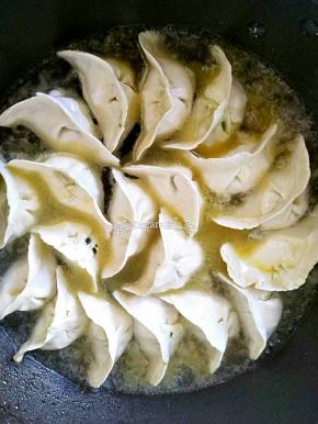 放入适量开水，中火，盖上锅盖