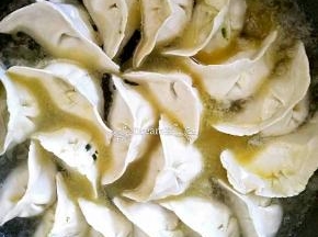 放入适量开水，中火，盖上锅盖