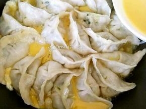 水收干，饺子周围淋上搅好的鸡蛋液，

