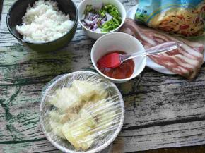 准备好所有材料，土豆切片，盖上保鲜膜上锅蒸到烂。