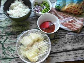 准备好所有材料，土豆切片，盖上保鲜膜上锅蒸到烂。