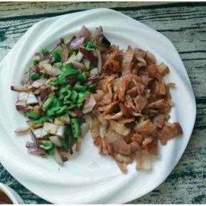 培根，洋葱，辣椒切碎，炒熟备用。