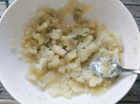 蒸好的土豆拿出来压烂。