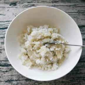 加入米饭，然后加入3克盐拌匀。