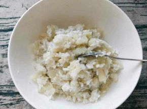 加入米饭，然后加入3克盐拌匀。