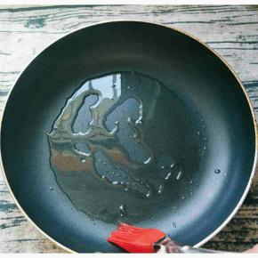 平底锅内刷油。