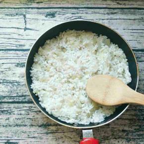 把拌好的米饭土豆泥放入平底锅，压实。