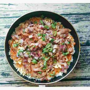 再铺上刚刚炒好的培根和洋葱辣椒。