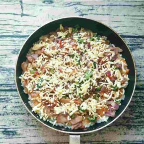 再加一层马苏里拉。煤气灶用中火开始煎。