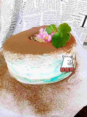 撒上可可粉，涂一层薄薄的奶油