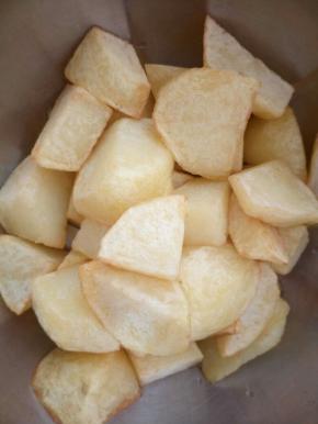 土豆切滚刀块，锅里放油，入锅土豆炸至透明，两面金黄色出锅备用