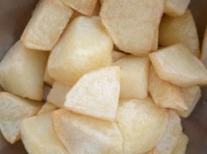 土豆切滚刀块，锅里放油，入锅土豆炸至透明，两面金黄色出锅备用