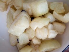 茄子切块，入锅炸两分钟左右至茄子变软盛出