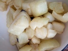 茄子切块，入锅炸两分钟左右至茄子变软盛出