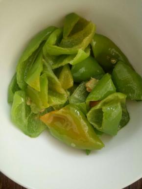 青，红椒切块(我家里没有红的了，只用青的，又红的还好看)，入油锅炸五秒钟盛出