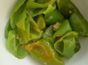 青，红椒切块(我家里没有红的了，只用青的，又红的还好看)，入油锅炸五秒钟盛出