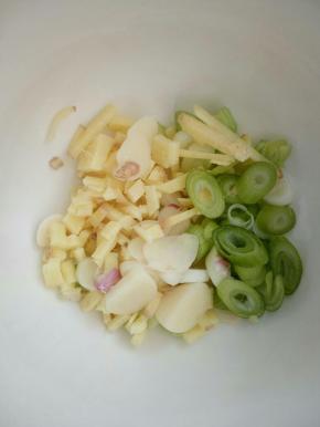 锅底留少许油入葱姜蒜炒香