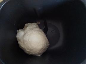 除酵母和5克水外所有材料（包括黄油）放入面包桶，启动“和面”程序揉成均匀的面团（10分钟）
揉均匀即可，不用揉到什么阶段