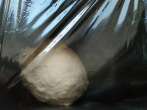 用保鲜膜把面包桶一起包起来放至冰箱冷藏一小时；