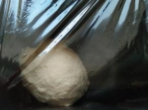 用保鲜膜把面包桶一起包起来放至冰箱冷藏一小时；