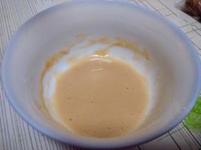 酵母+5克水混合至酵母融化；