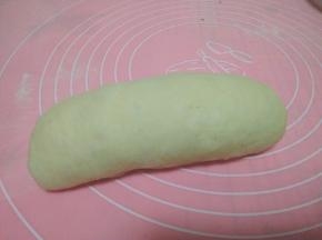 自上而下卷成圆柱形，收口捏紧；