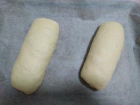 依次做好两个，放入铺有油纸的烤盘；