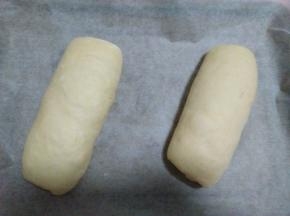 依次做好两个，放入铺有油纸的烤盘；