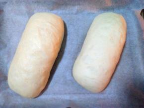 放烤箱（内放一碗热水）发酵至两倍大；